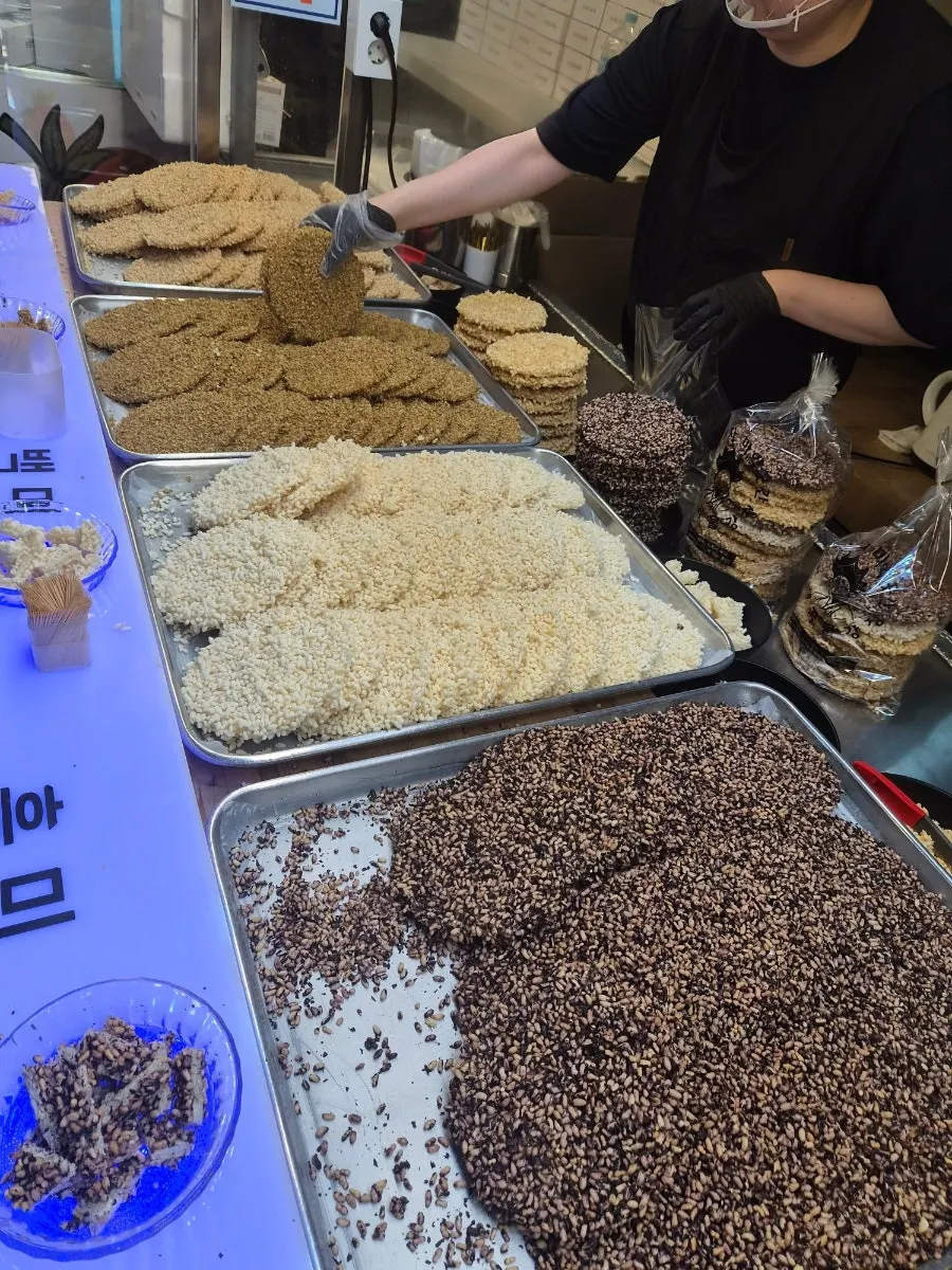 Grain gangjeong displayed in full variety at Ibuja Mayak Gotgan
