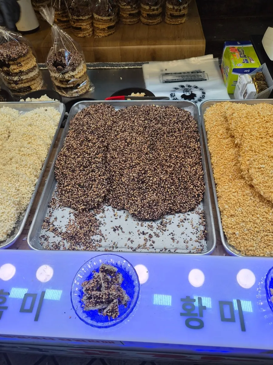 A single piece of grain gangjeong loaded with black rice