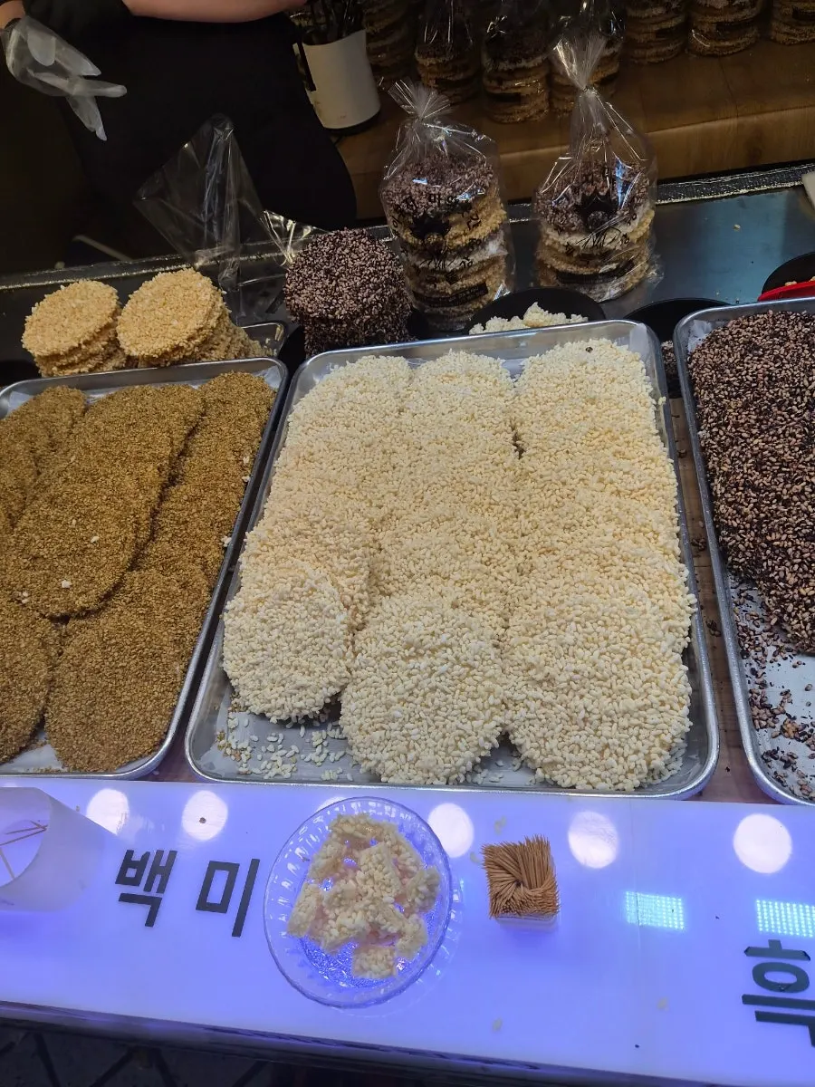 Large-sized grain gangjeong pieces in plastic packaging
