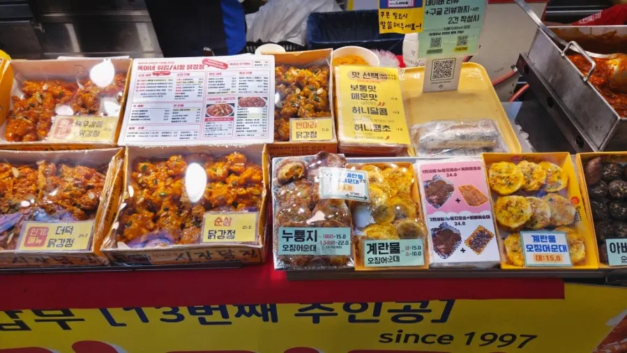 오징어순대가 진열된 매장 코너