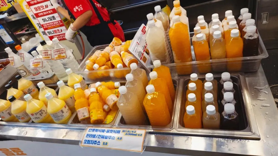 홍게 라면 등 메뉴가 적힌 매장 내부