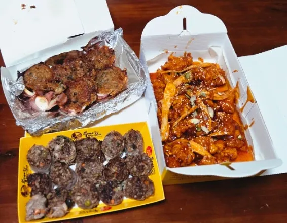 숙소에 펼쳐놓은 포장 음식 한 상