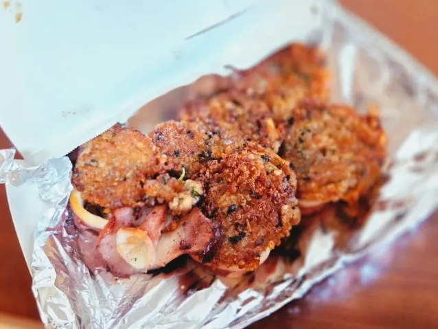 순대와 닭강정을 함께 담은 접시
