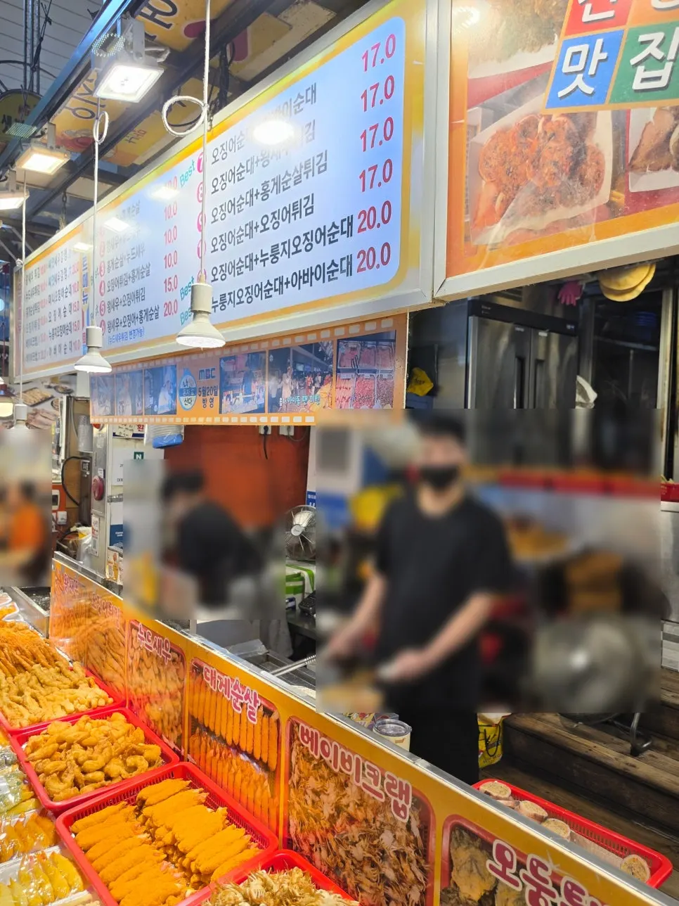 주말 저녁 사람이 많은 속초관광수산시장 내부