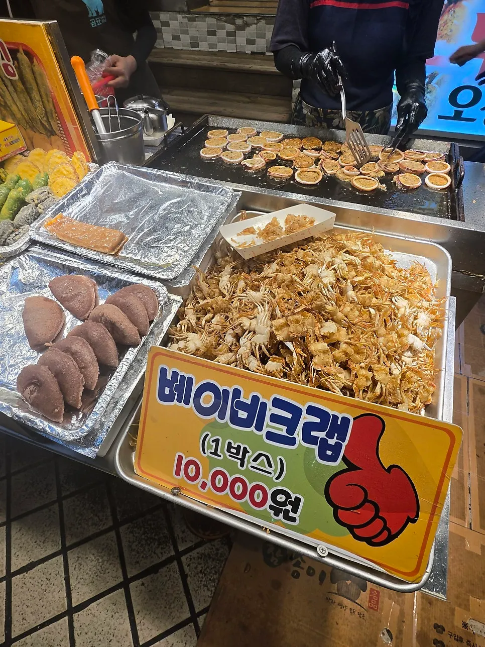 속초관광수산시장 안 황부자튀김 매장 외관