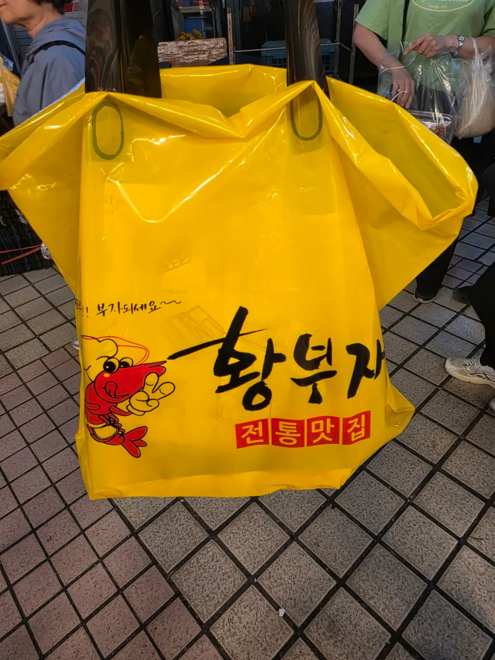 주문 음식을 포장해 건네주는 매장 앞 풍경