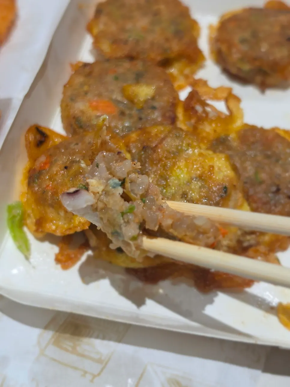 한 조각 집어든 오징어순대