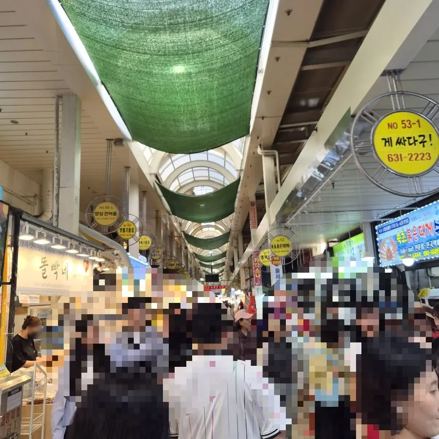 평일에도 붐비는 속초중앙시장 거리 풍경