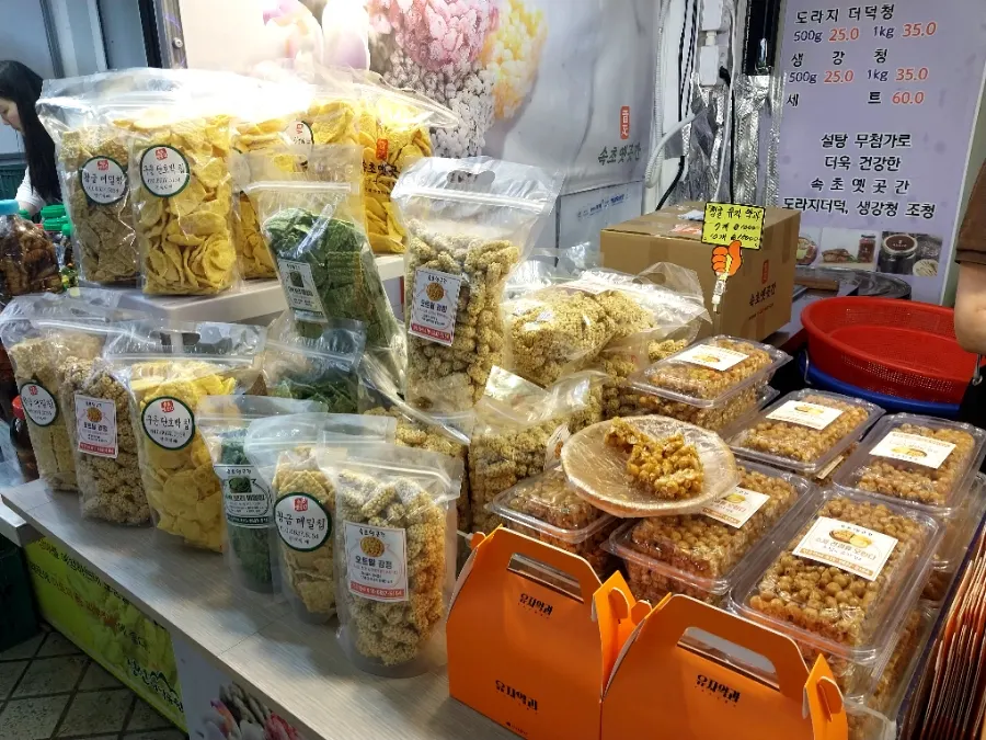 Display of food gift boxes at Sokcho Yetgokgan