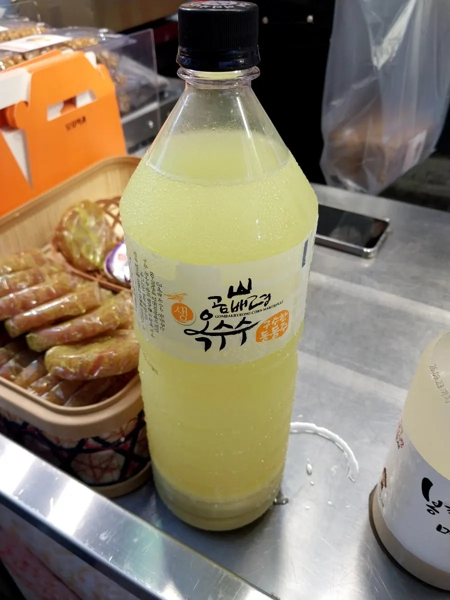 Dongdongju and makgeolli sold at Sokcho Yetgokgan