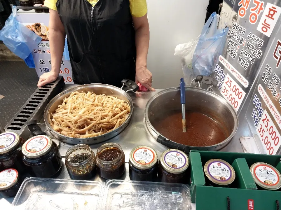 The owner personally boiling down doraji-deodeok syrup