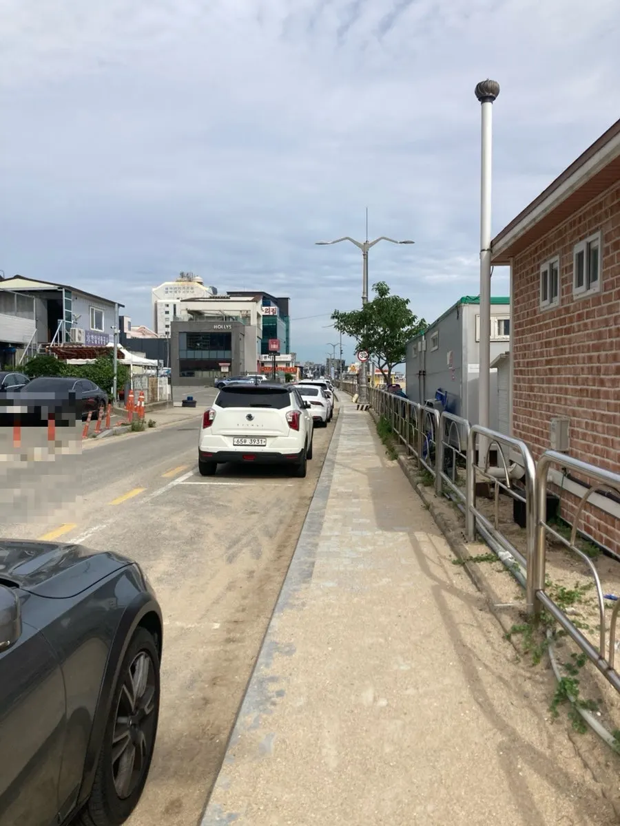 Beach parking spaces near Ichiba Ramen