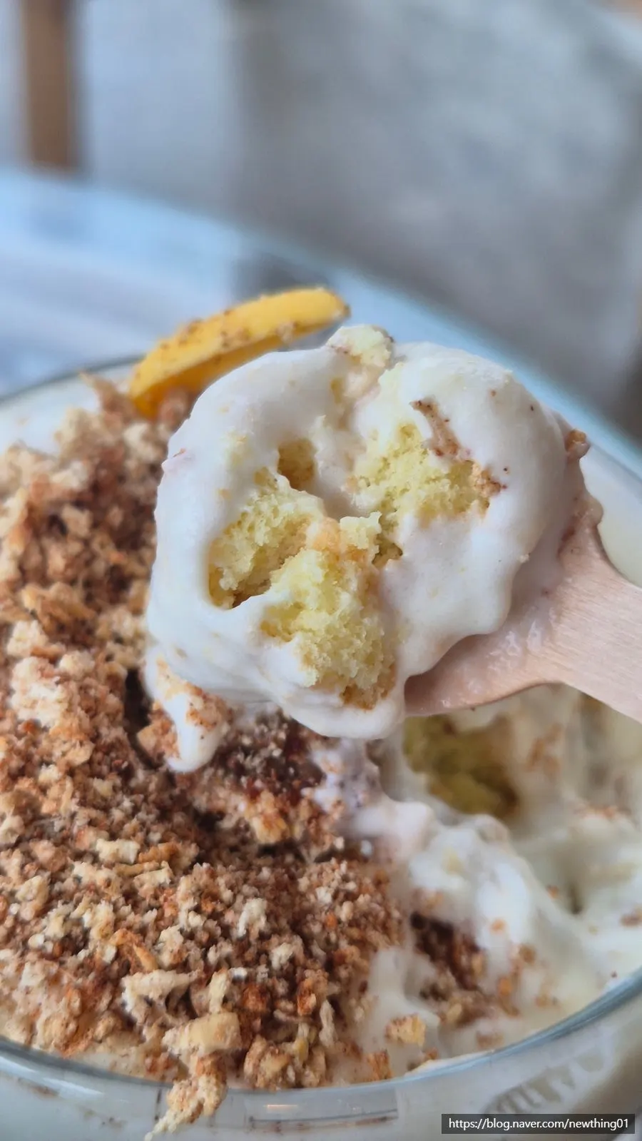 用勺子舀起深山布丁的样子