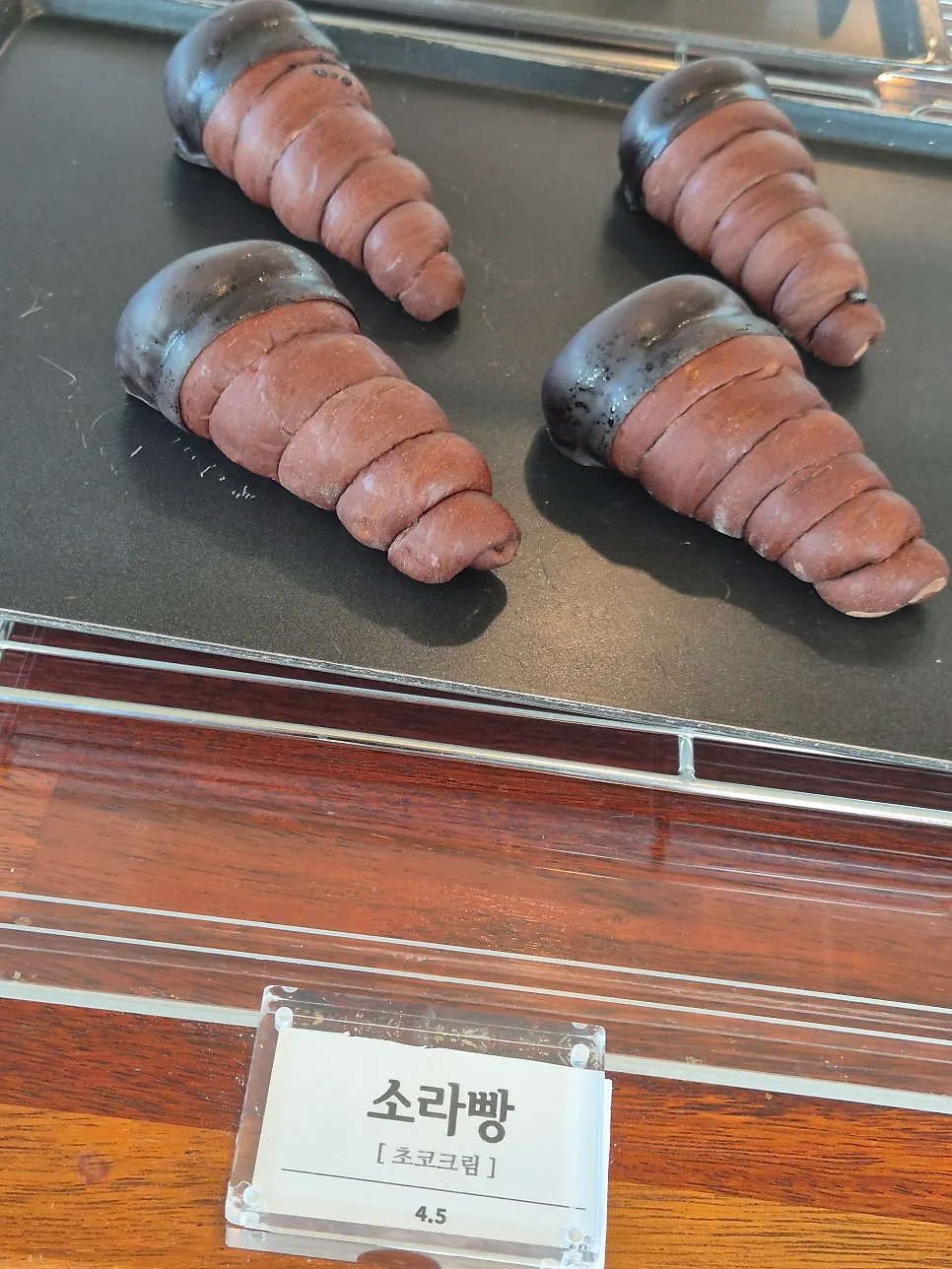Atmosphere of the bakery area around the counter