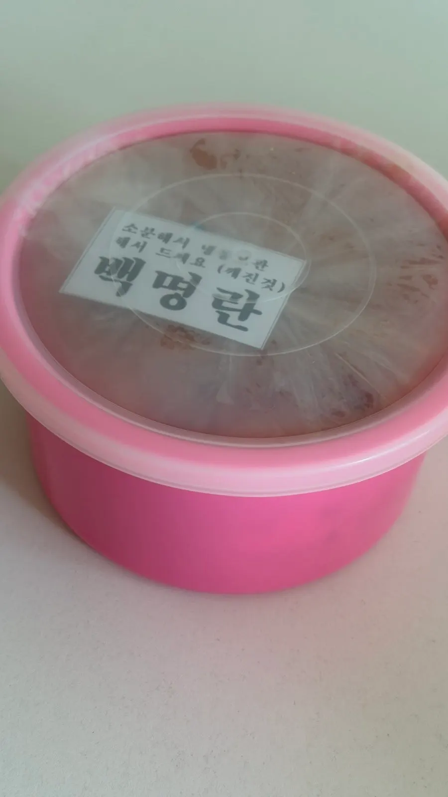 Checking the weight of white pollock roe