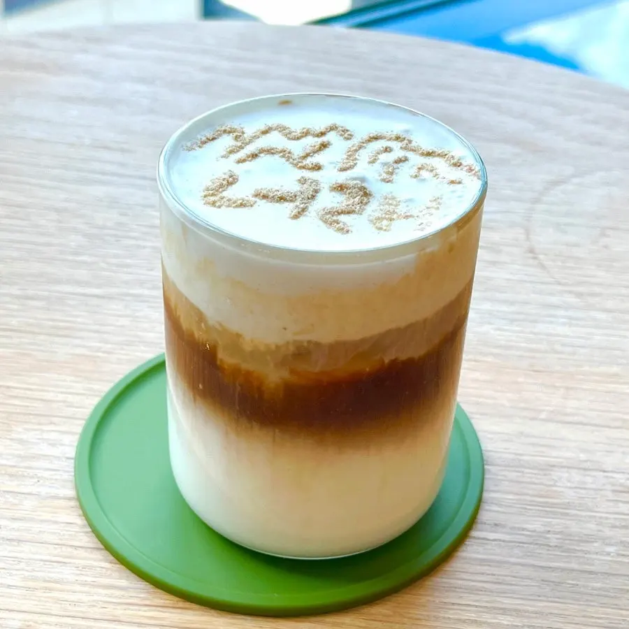 콩가루 토핑이 올라간 너래라떼