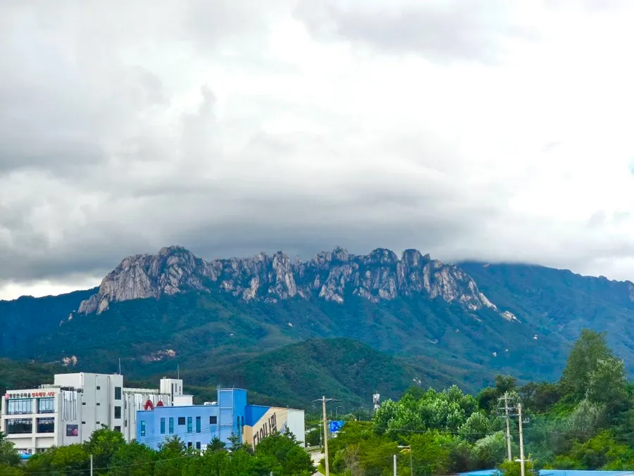 통창 너머 설악산과 울산바위 풍경