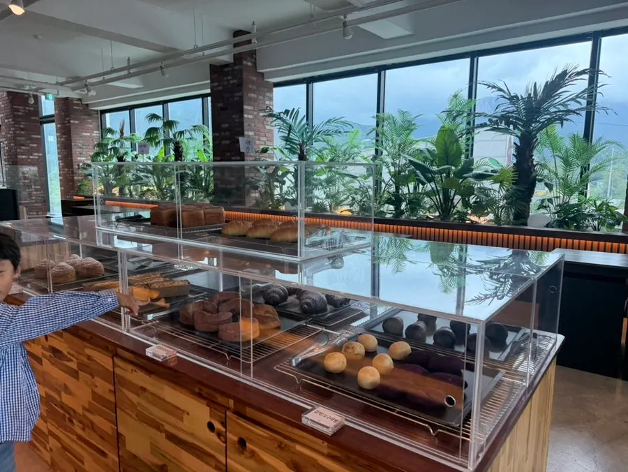 Window seat and mountain view at Cafe Neorae