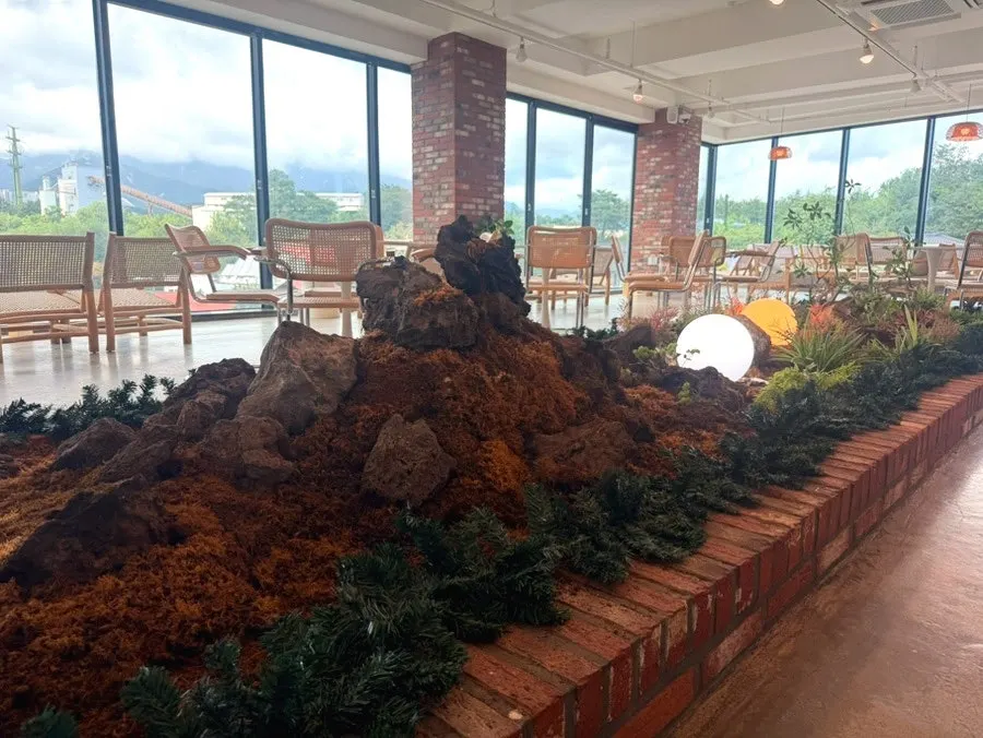 Spacious seating for group use at Cafe Neorae