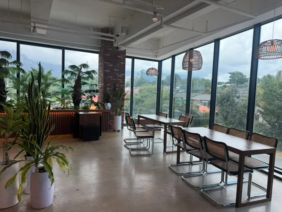 Floor spaces and stairs at Cafe Neorae
