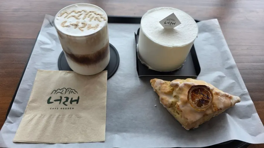 테이블이 놓인 카페너래 4층 루프탑