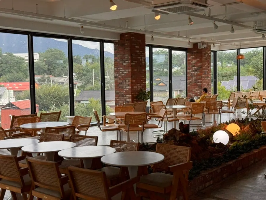 Seoraksan visible through the window at Cafe Neorae