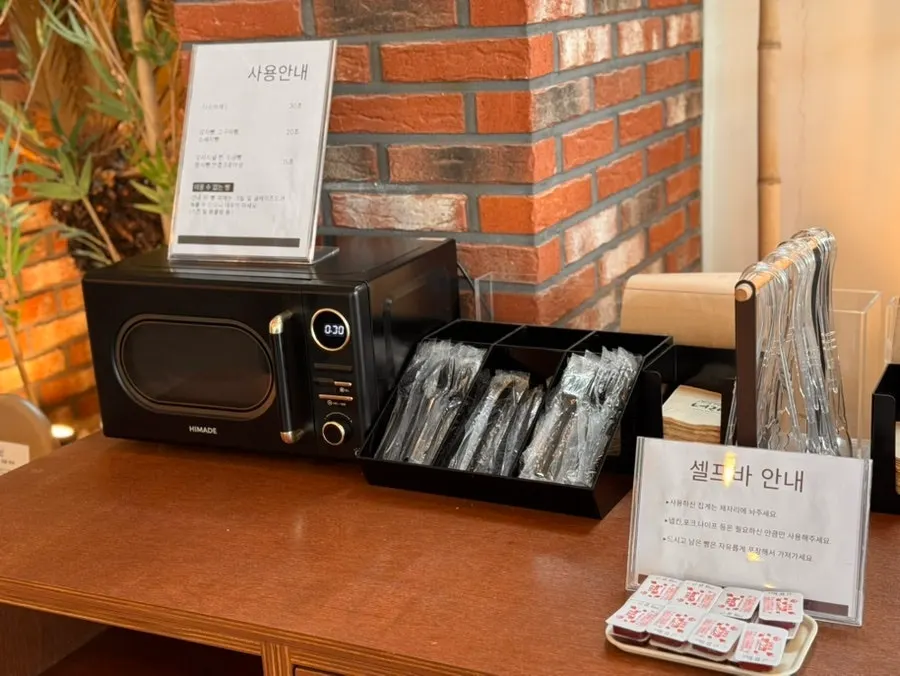 Bread-warming space at Cafe Neorae