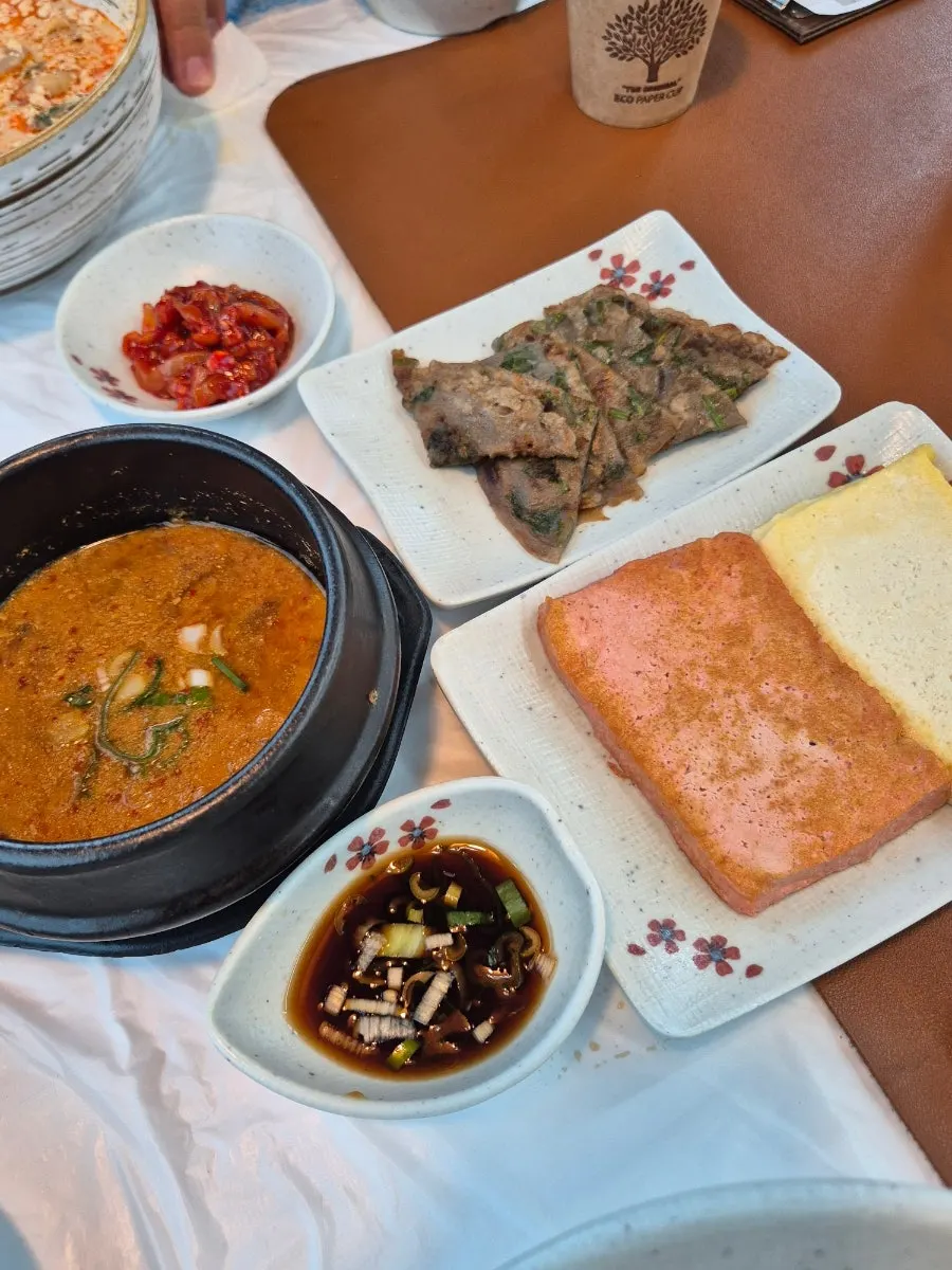 다양한 밑반찬이 깔린 기본 상차림