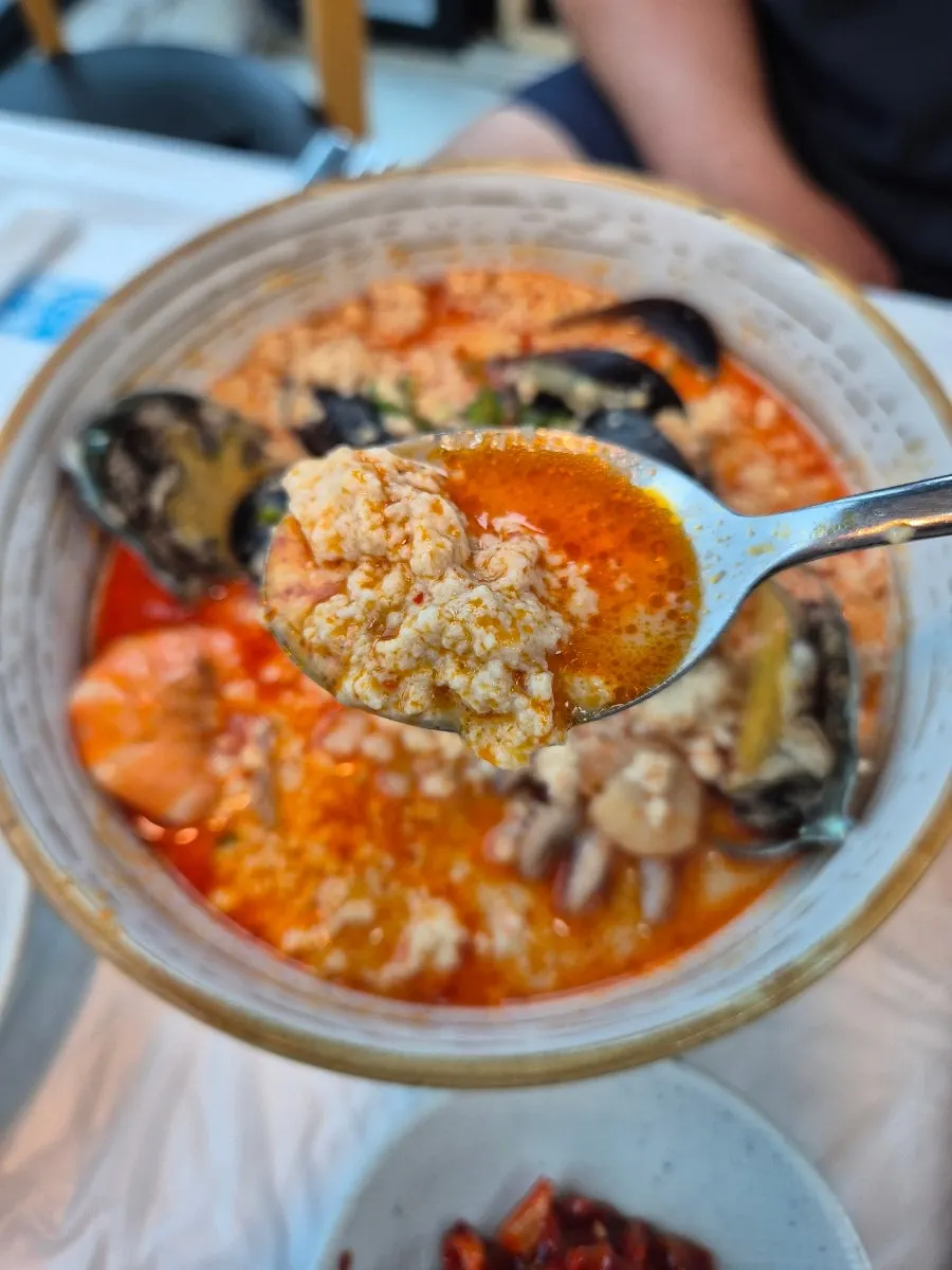 오징어와 홍합이 보이는 짬뽕 순두부