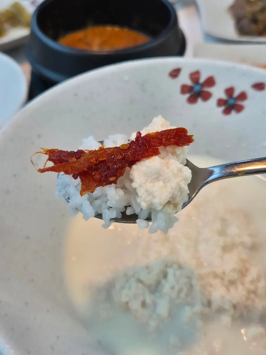 몽글몽글하게 한가득 나온 초당 순두부