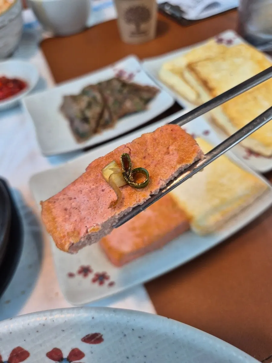 기본으로 나온 하얀 두부와 핑크 두부 부침