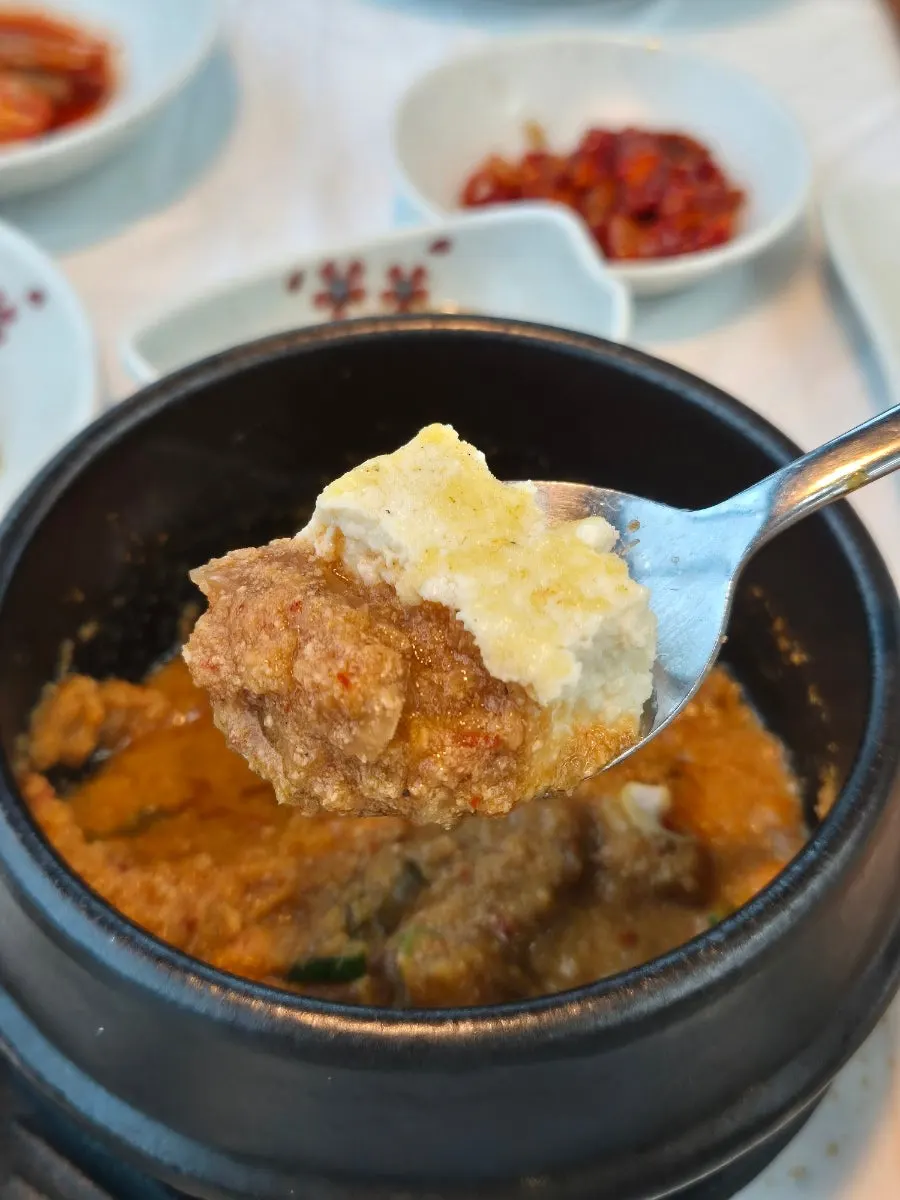 신김치 넣은 기본 반찬 비지 찌개