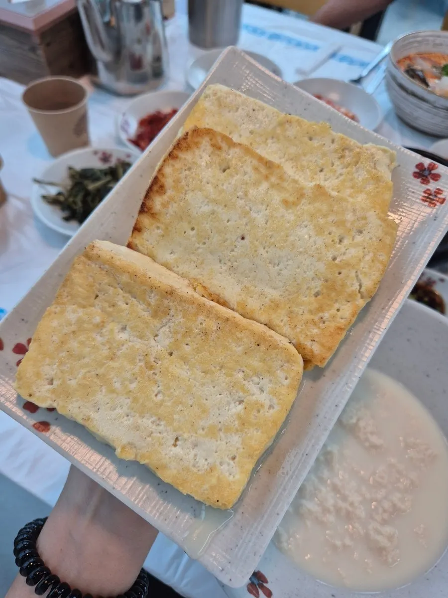 비지 찌개와 두부 부침을 함께 담은 접시