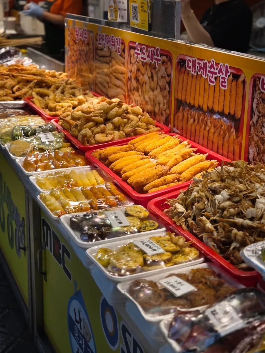 Hwangbuja Twigimの店舗と天ぷらの陳列棚