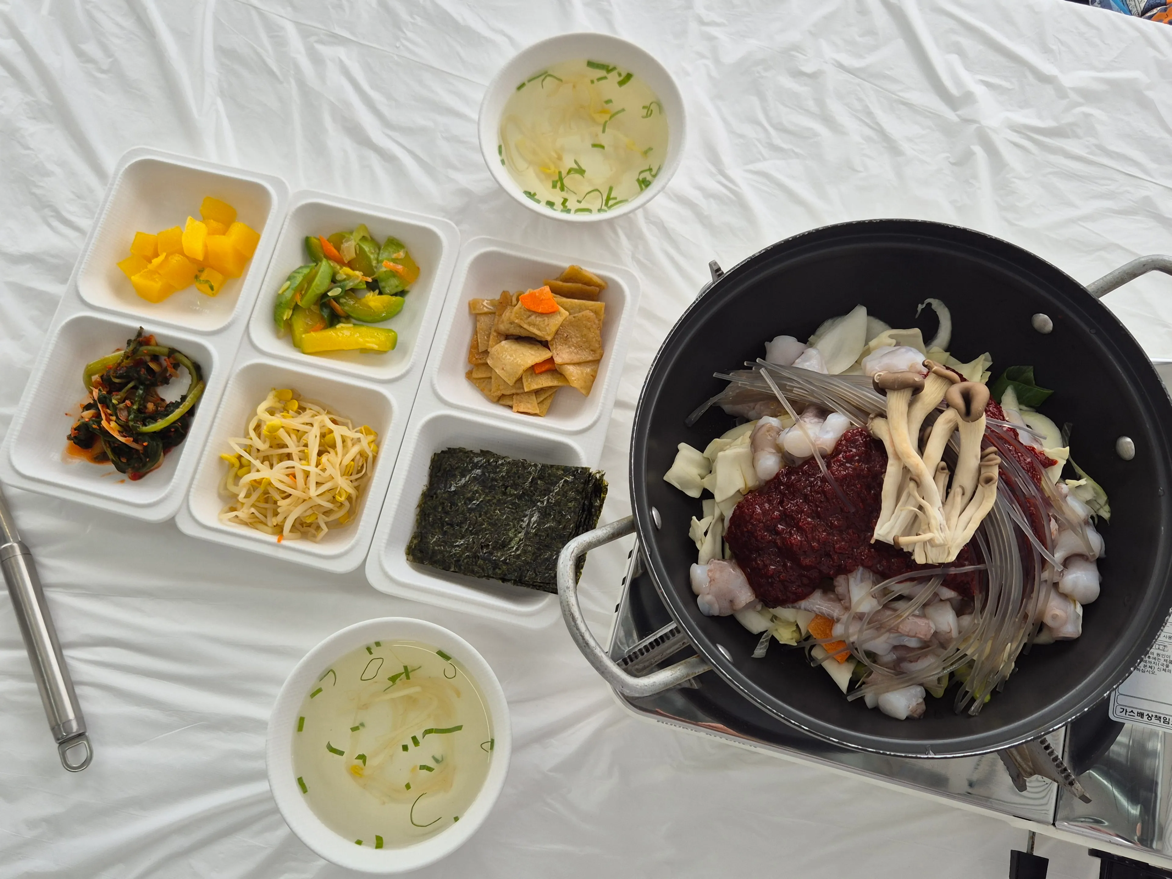 Jjageul nakji cooking at the table