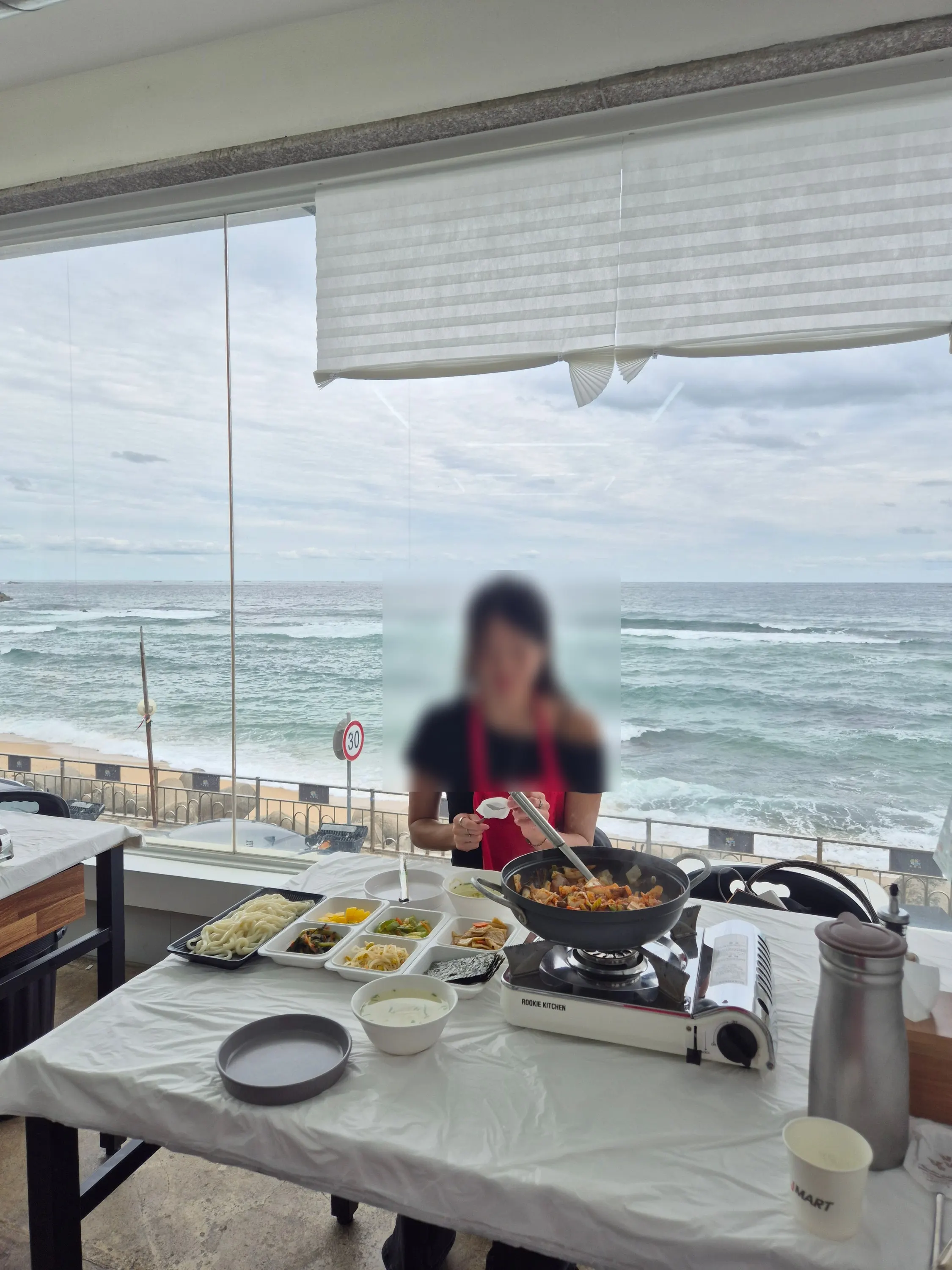 Dining area at Deungdae Gotgan with a sea view