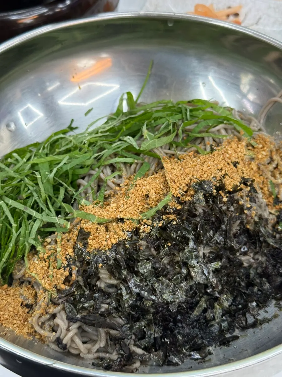 깻잎과 김가루가 올라간 들메막 클로즈업