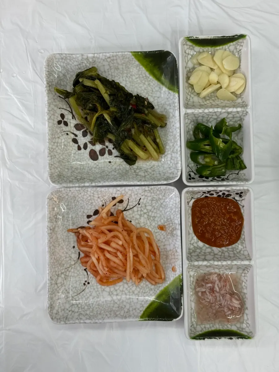 기본찬 무채와 무청김치