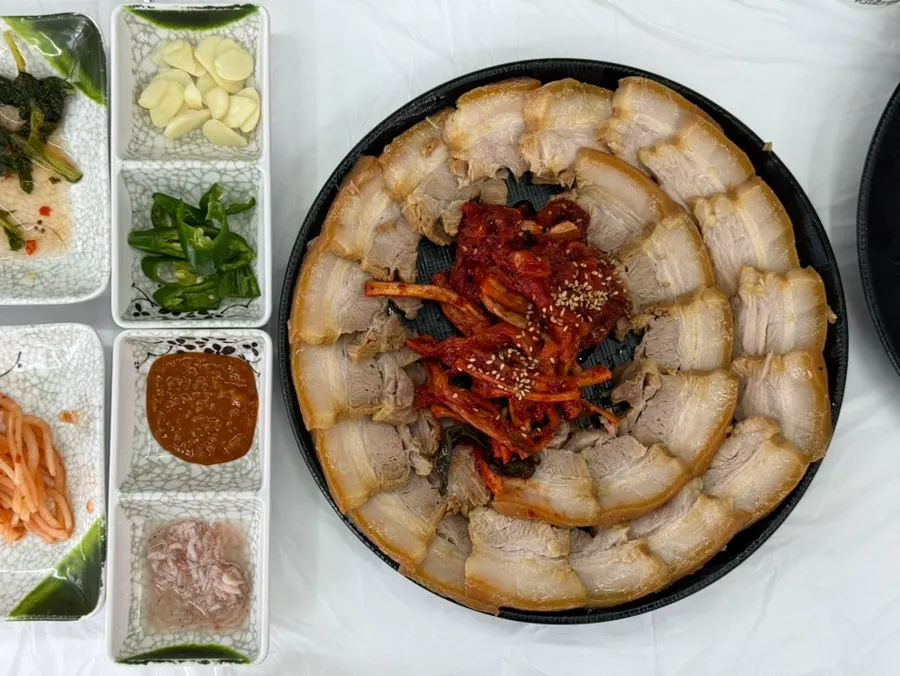 무말랭이와 명태무침을 올린 수육 대 사이즈