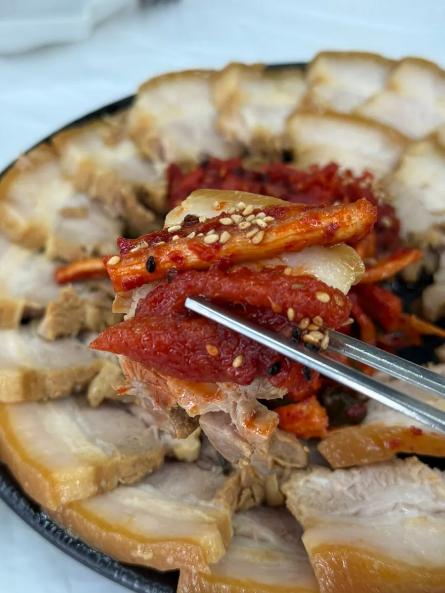 막국수와 수육이 함께 놓인 식사 마무리 상