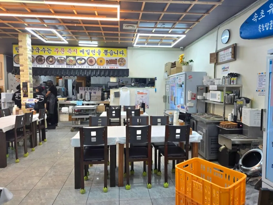 束草塔谷蕎麥麵本店店門口周邊