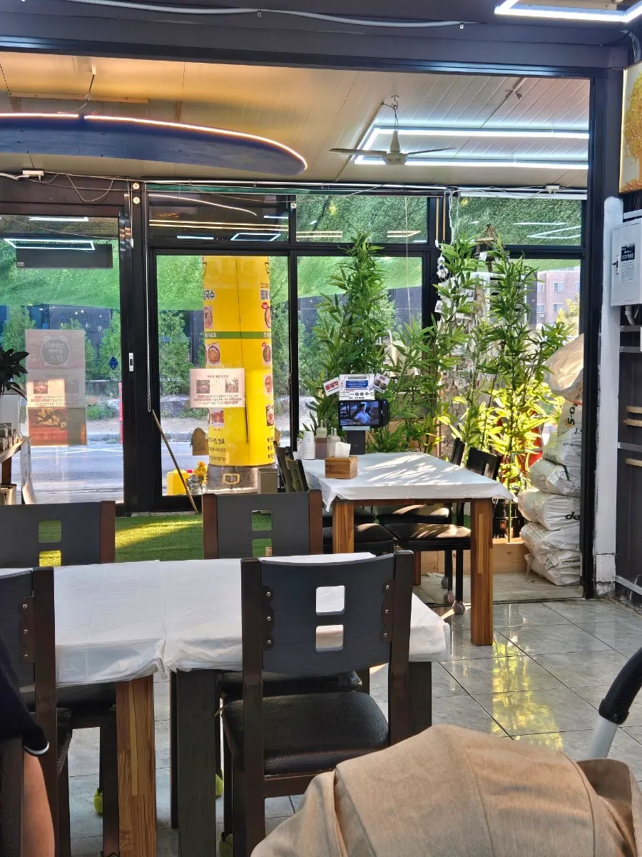 前往束草海水浴場附近蕎麥麵店的路上