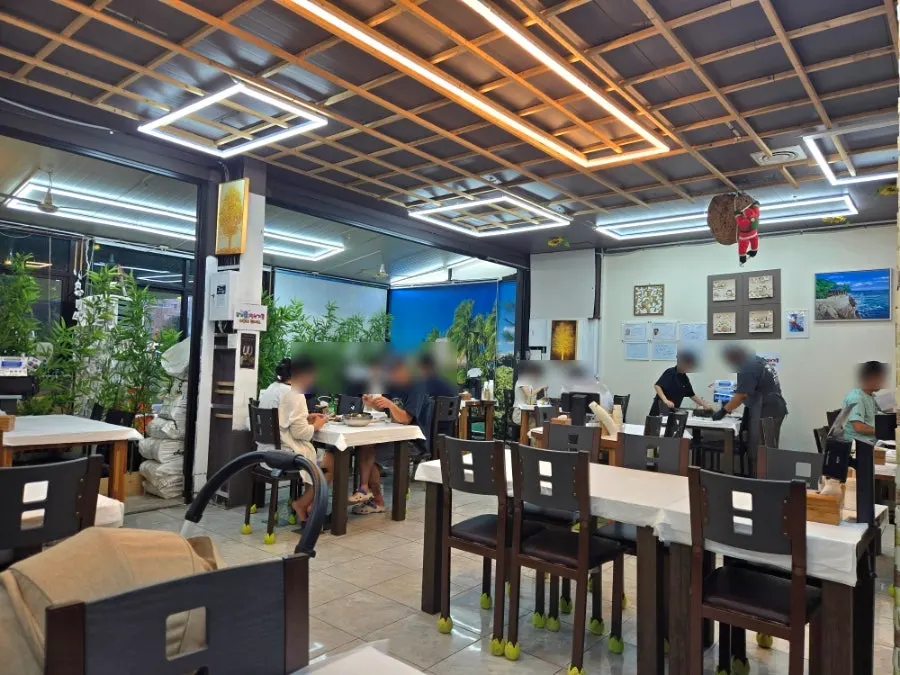 束草塔谷蕎麥麵本店寬敞的用餐大廳座位