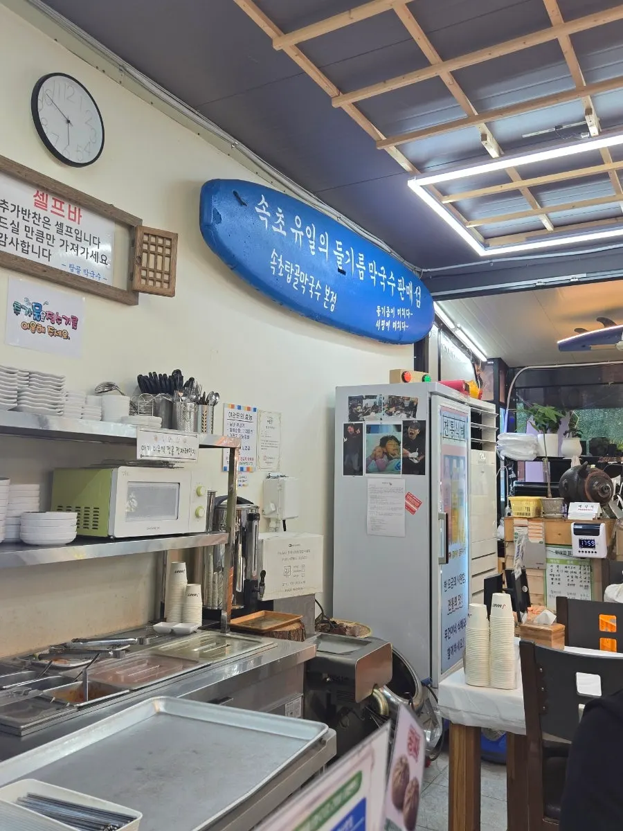 束草塔谷蕎麥麵本店的餐桌擺設