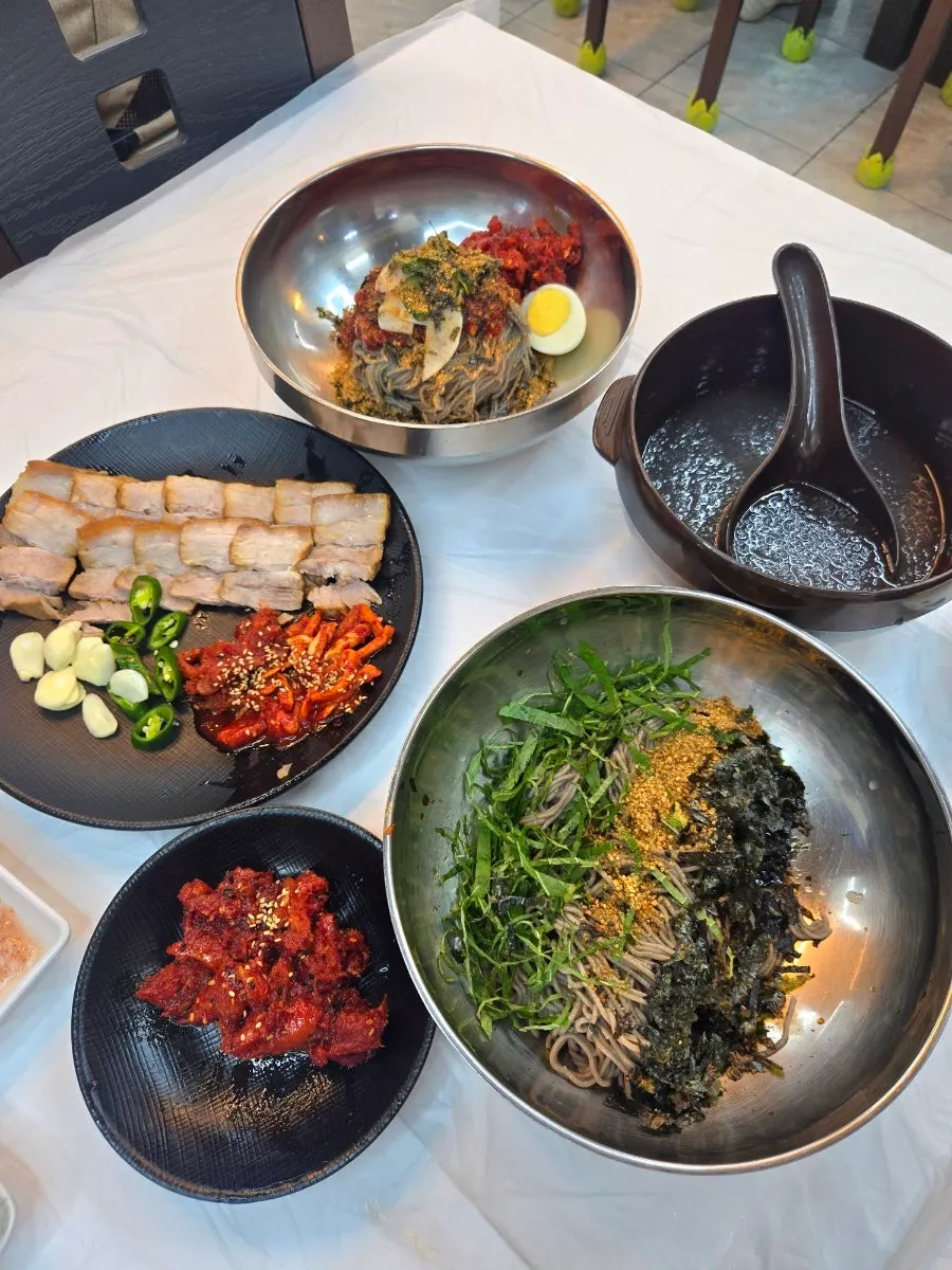 點好的蕎麥麵與燙肉整桌菜
