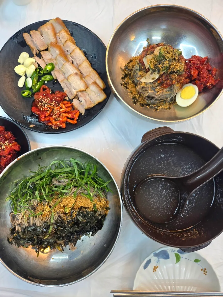 蕎麥麵附上的蘿蔔水泡菜湯汁