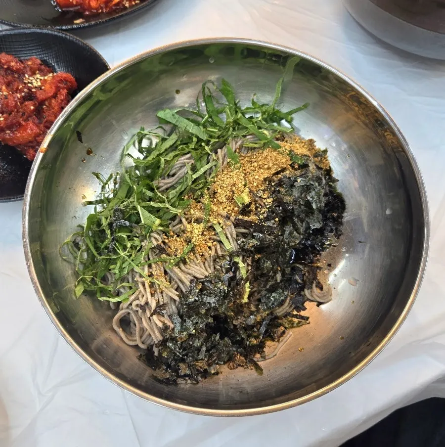 混合烏賊墨汁的深色蕎麥麵