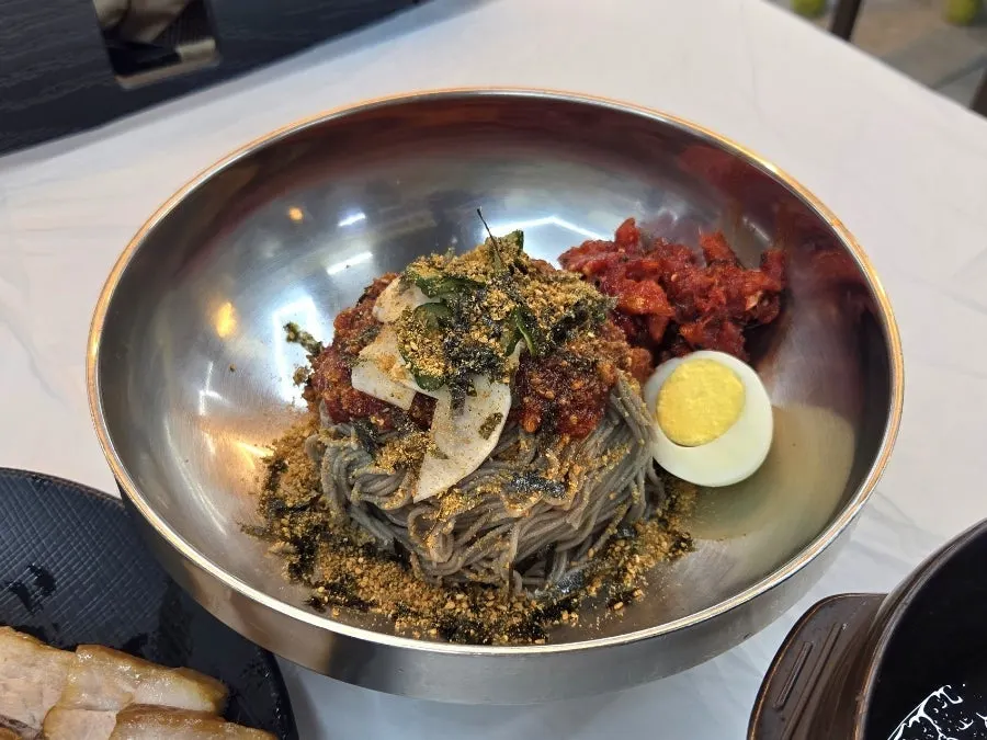 拌好的紫蘇油蕎麥麵麵條