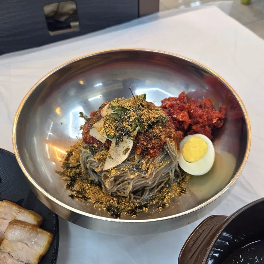 夾起들메막麵條的特寫