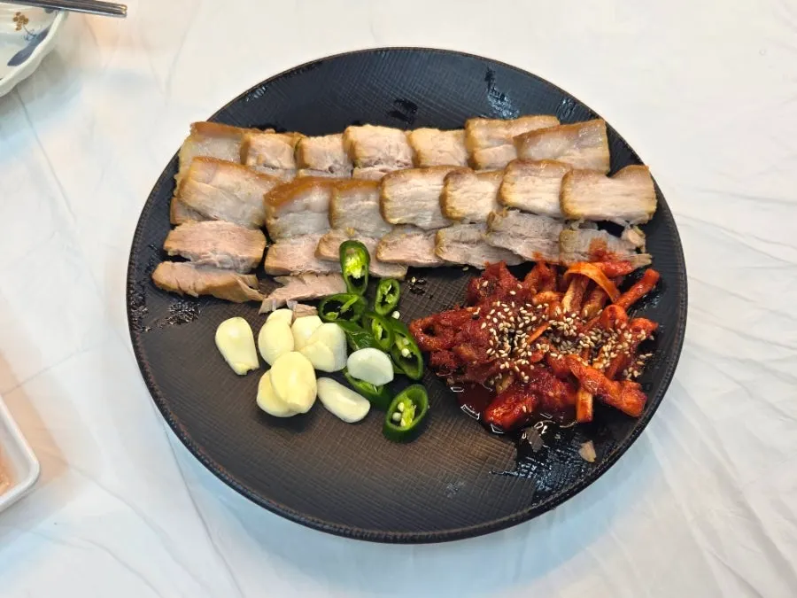 倒入蘿蔔水泡菜湯汁的明太魚生拌蕎麥麵